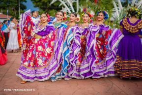 Gran Baile del Huipil en la Plaza Soberanía en Managua