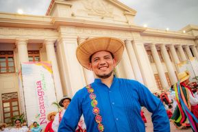Gran Baile del Huipil en la Plaza Soberanía en Managua