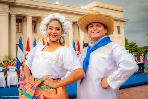 Gran Baile del Huipil en la Plaza Soberanía en Managua