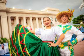 Gran Baile del Huipil en la Plaza Soberanía en Managua