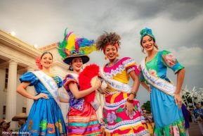 Gran Baile del Huipil en la Plaza Soberanía en Managua
