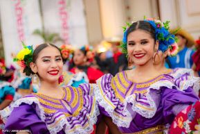 Gran Baile del Huipil en la Plaza Soberanía en Managua