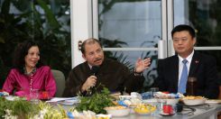 Daniel y Rosario se reúnen con presidente de HKND, señor Wang Jing