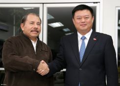 Daniel y Rosario se reúnen con presidente de HKND, señor Wang Jing