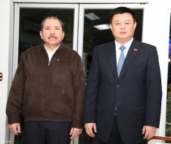 Daniel y Rosario se reúnen con presidente de HKND, señor Wang Jing