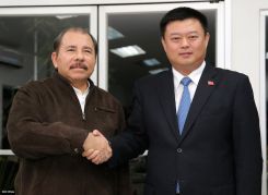 Daniel y Rosario se reúnen con presidente de HKND, señor Wang Jing