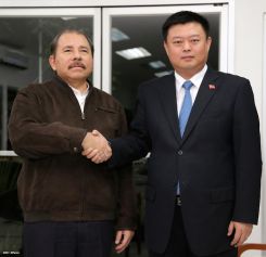 Daniel y Rosario se reúnen con presidente de HKND, señor Wang Jing