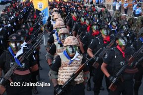 Desfile Policial “Unidad, Fuerza y Victorias” en la Avenida de Bolívar a Chávez