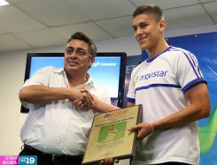 Juventud nicaragüense y familiares reciben a Oscar Duarte en el Aeropuerto