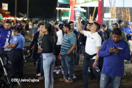 Familias de Managua disfrutan de la Feria Ganadera Navidad 2025