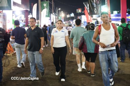 Familias de Managua disfrutan de la Feria Ganadera Navidad 2025