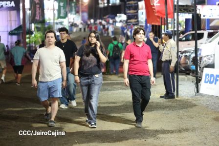 Familias de Managua disfrutan de la Feria Ganadera Navidad 2025