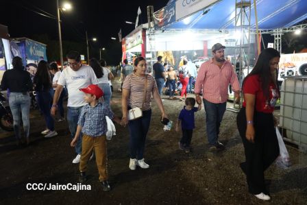 Familias de Managua disfrutan de la Feria Ganadera Navidad 2025