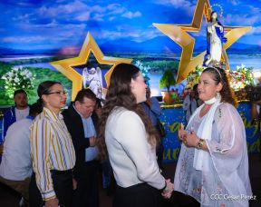 Inauguración de altares en honor a la Inmaculada Concepción de María en la Avenida de Bolívar a Chávez