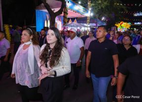 Inauguración de altares en honor a la Inmaculada Concepción de María en la Avenida de Bolívar a Chávez
