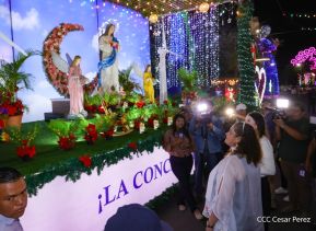 Inauguración de altares en honor a la Inmaculada Concepción de María en la Avenida de Bolívar a Chávez