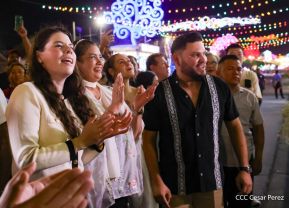Inauguración de altares en honor a la Inmaculada Concepción de María en la Avenida de Bolívar a Chávez