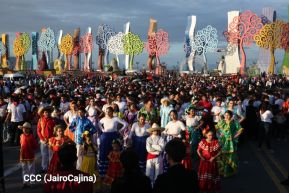 Jóvenes nicaragüenses rinden homenaje a Simón Bolívar con caminata y concierto en Managua