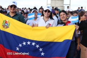 Jóvenes nicaragüenses rinden homenaje a Simón Bolívar con caminata y concierto en Managua
