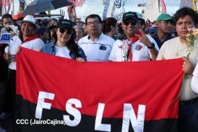 Jóvenes nicaragüenses rinden homenaje a Simón Bolívar con caminata y concierto en Managua