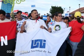 Jóvenes nicaragüenses rinden homenaje a Simón Bolívar con caminata y concierto en Managua