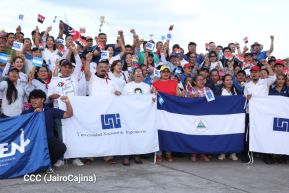 Jóvenes nicaragüenses rinden homenaje a Simón Bolívar con caminata y concierto en Managua