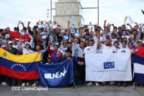 Jóvenes nicaragüenses rinden homenaje a Simón Bolívar con caminata y concierto en Managua