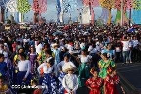 Jóvenes nicaragüenses rinden homenaje a Simón Bolívar con caminata y concierto en Managua