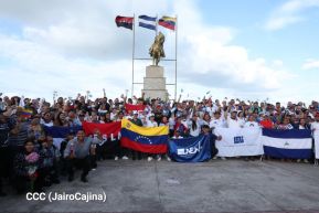 Jóvenes nicaragüenses rinden homenaje a Simón Bolívar con caminata y concierto en Managua