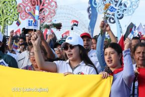 Jóvenes nicaragüenses rinden homenaje a Simón Bolívar con caminata y concierto en Managua