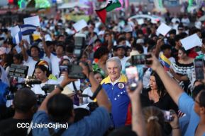 Jóvenes nicaragüenses rinden homenaje a Simón Bolívar con caminata y concierto en Managua