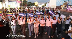 Jóvenes nicaragüenses rinden homenaje a Simón Bolívar con caminata y concierto en Managua