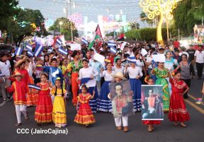 Jóvenes nicaragüenses rinden homenaje a Simón Bolívar con caminata y concierto en Managua