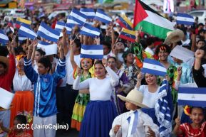Jóvenes nicaragüenses rinden homenaje a Simón Bolívar con caminata y concierto en Managua
