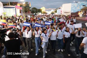 Jóvenes nicaragüenses rinden homenaje a Simón Bolívar con caminata y concierto en Managua