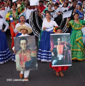 Jóvenes nicaragüenses rinden homenaje a Simón Bolívar con caminata y concierto en Managua