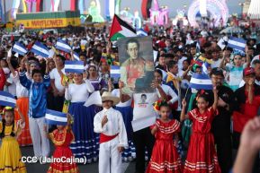 Jóvenes nicaragüenses rinden homenaje a Simón Bolívar con caminata y concierto en Managua