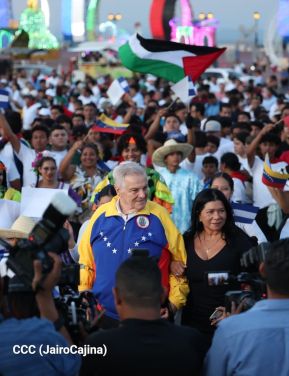Jóvenes nicaragüenses rinden homenaje a Simón Bolívar con caminata y concierto en Managua