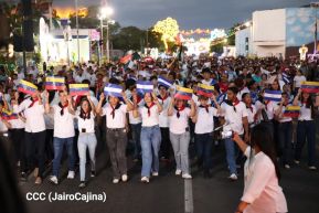 Jóvenes nicaragüenses rinden homenaje a Simón Bolívar con caminata y concierto en Managua