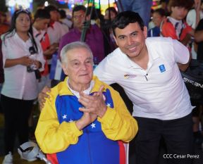 Jóvenes nicaragüenses rinden homenaje a Simón Bolívar con caminata y concierto en Managua