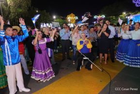 Jóvenes nicaragüenses rinden homenaje a Simón Bolívar con caminata y concierto en Managua