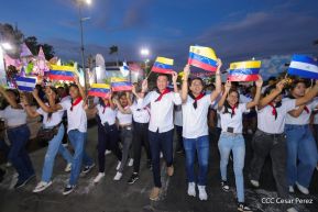 Jóvenes nicaragüenses rinden homenaje a Simón Bolívar con caminata y concierto en Managua