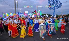 Jóvenes nicaragüenses rinden homenaje a Simón Bolívar con caminata y concierto en Managua