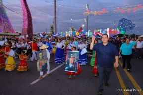 Jóvenes nicaragüenses rinden homenaje a Simón Bolívar con caminata y concierto en Managua