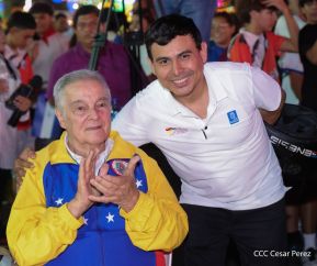 Jóvenes nicaragüenses rinden homenaje a Simón Bolívar con caminata y concierto en Managua