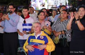 Jóvenes nicaragüenses rinden homenaje a Simón Bolívar con caminata y concierto en Managua
