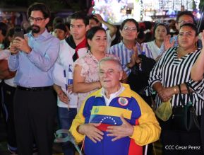Jóvenes nicaragüenses rinden homenaje a Simón Bolívar con caminata y concierto en Managua