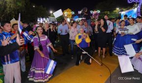 Jóvenes nicaragüenses rinden homenaje a Simón Bolívar con caminata y concierto en Managua