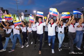 Jóvenes nicaragüenses rinden homenaje a Simón Bolívar con caminata y concierto en Managua