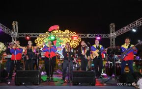 Jóvenes nicaragüenses rinden homenaje a Simón Bolívar con caminata y concierto en Managua